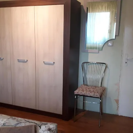 Проживание в семье Tulips - Guest Close To The Airport, Free Street Parking