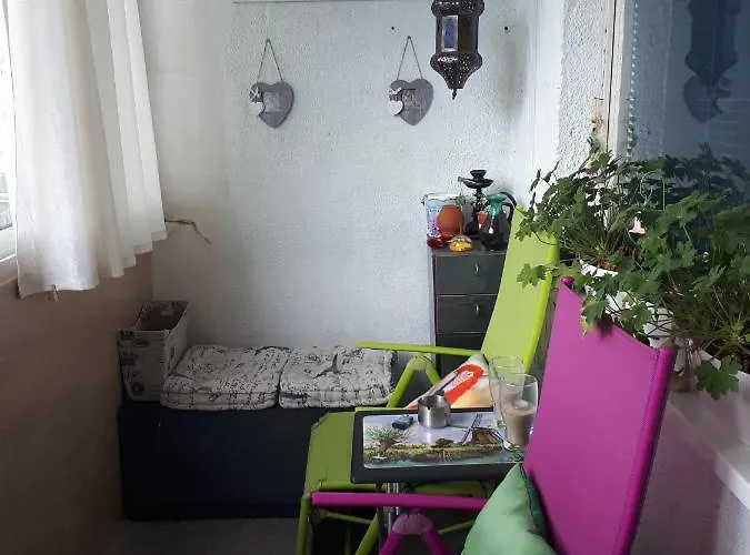 בית אירוח Tulips - For Travelers, Close To The Airport, Transport Possible